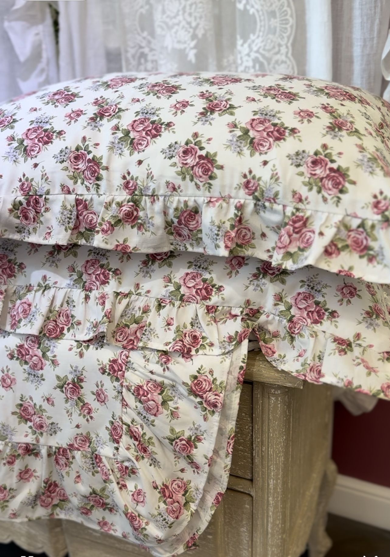 Copriletto sartoriale in panama con roselline e balza - 260x260 cm + 2 copriguanciali 50x80 cm - 3 varianti